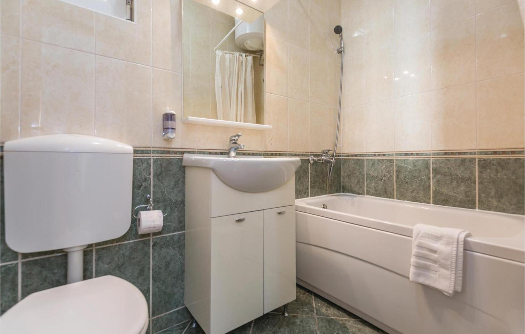Stunning Apartment In Makarska With Wifi Exterior foto